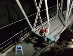 Pencurian besi jembatan